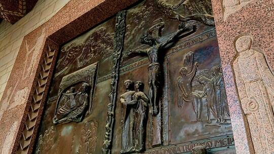 装饰着铜制雕塑的教堂大门