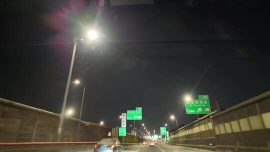 夜晚的高速路车辆行驶场景