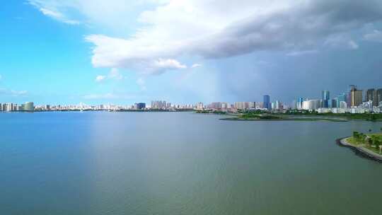 海南海口雨过天晴，航拍城市上空双彩虹