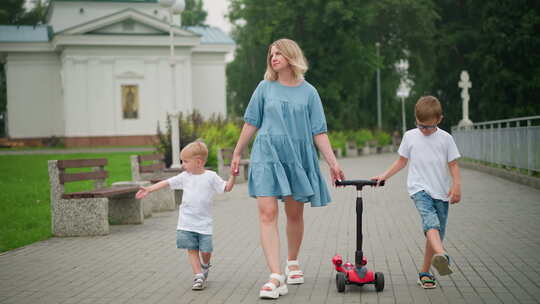 当年幼的孩子向物体跑去时，母亲和儿子抱着