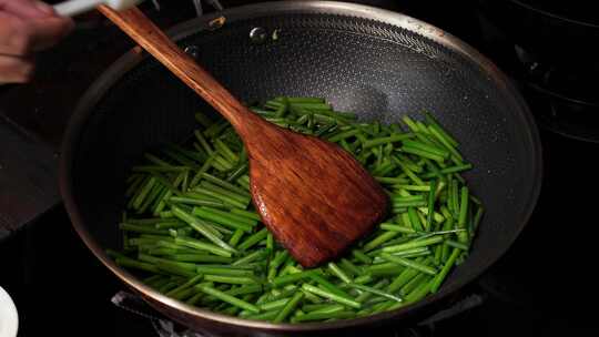 地方特色时令小菜韭苔炒鸡蛋烹饪过程