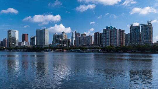 广州珠江岸城市高楼建筑与蓝天白云延时风光