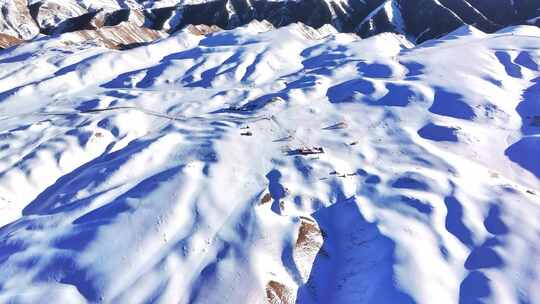 4k航拍冬季雪后祁连山草原