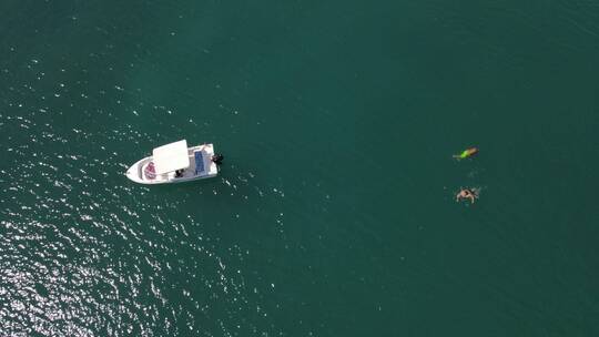 海洋里游泳的人俯视图