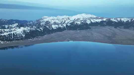 蓝条时刻的新疆赛里木湖雪山湖泊景观