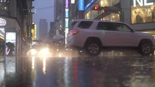 雨滴飘落的街头