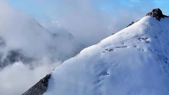 航拍攀登横断山脉乌库楚雪山山脊上的登山者