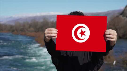 手持突尼斯国旗横幅的人视频素材模板下载