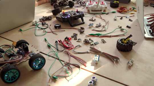 学生们在教室搭建机器人