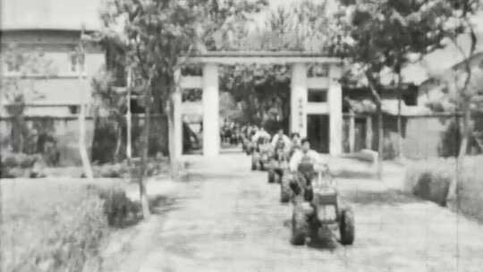 70年代农业机械化 拖拉机厂 犁地机 播种机