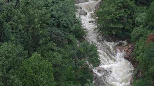 雨后泰山，飞瀑流水