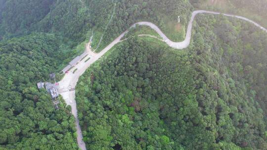 弯曲的山路