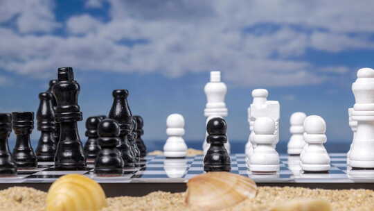 美丽海滩上的国际象棋视频素材模板下载