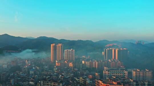 广宁县清晨城市大景航拍前进下降