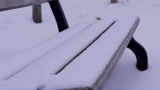 积雪上行走的脚步/公园长椅凳上的积雪