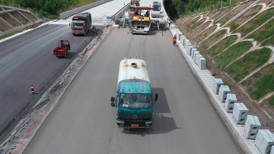 高速公路建设铺设路面洒水车保养路面视频素材模板下载