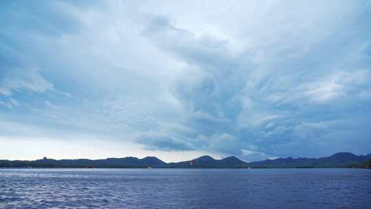 夏天雷雨来临前的杭州西湖