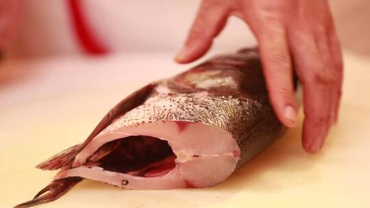 厨师切胖头鱼鱼头视频素材模板下载