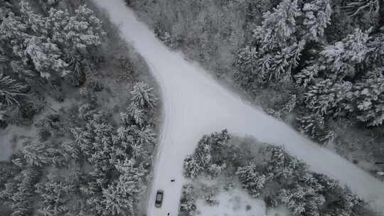 冬季森林道路的高角度拍摄