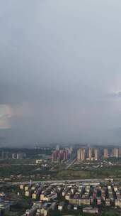 竖版航拍城市局部暴雨来临