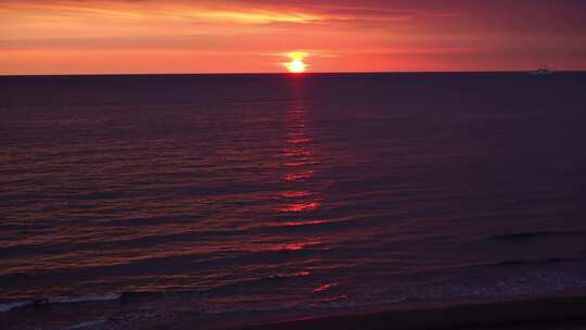 唯美海上夕阳日落全过程海浪拍打沙滩