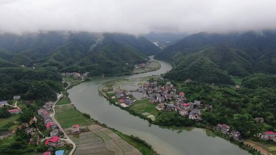 航拍依山傍水美丽乡村田园