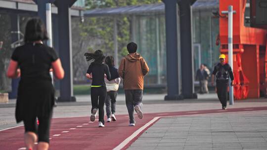 运动员在街道上跑步视频素材模板下载