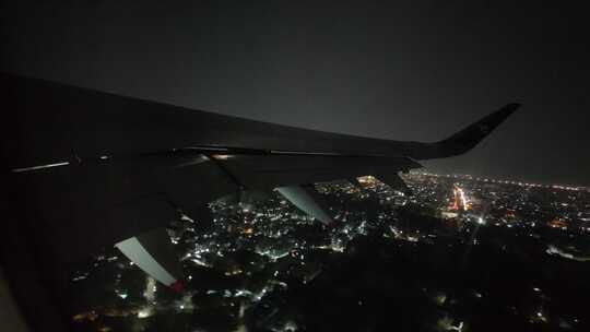 飞机上俯瞰城市夜景的景象