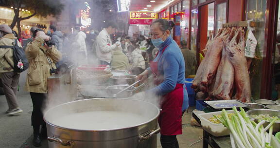 成都小关庙羊肉汤大餐忙碌烹饪美食