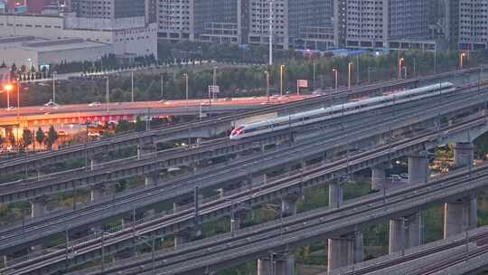 夜晚城市高铁车厢灯光