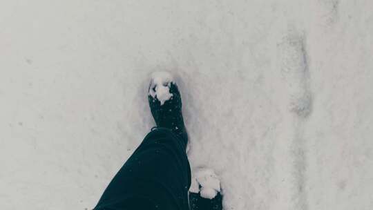 特写雪地里步行