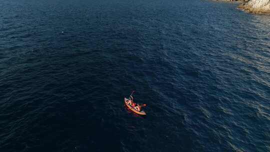 一名男子在公海鸟瞰4 K的超级海浪上游泳