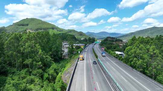 高速公路养护道路航拍高速养护公路维护车辆