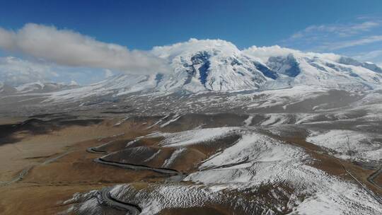 西藏喀什盘龙古道雪山湖泊风光