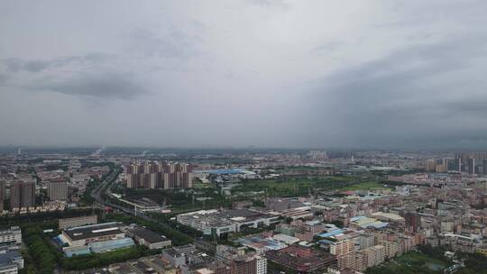 大雨来临城镇景观