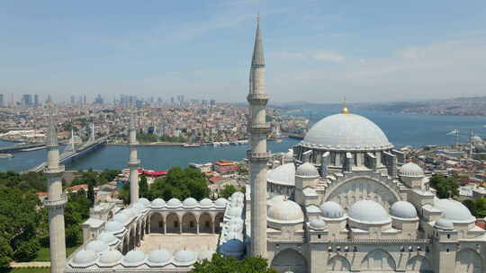 向左平移穿过伊斯坦布尔的蓝色清真寺及其山顶景观