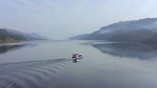 苏格兰奥古斯都堡附近尼斯湖上的尼斯河旅游船