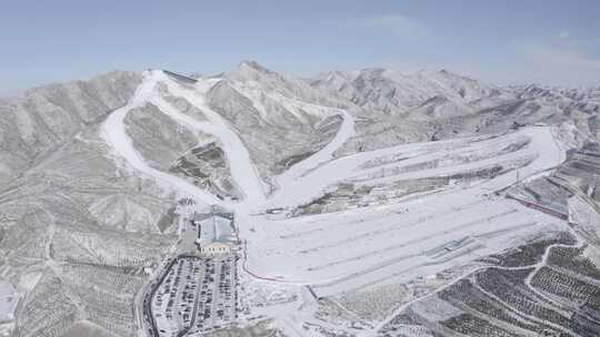 航拍内蒙古呼和浩特马鬃山滑雪场冬季雪景