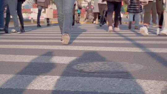 上海繁忙都市上班族路人过马路慢动作