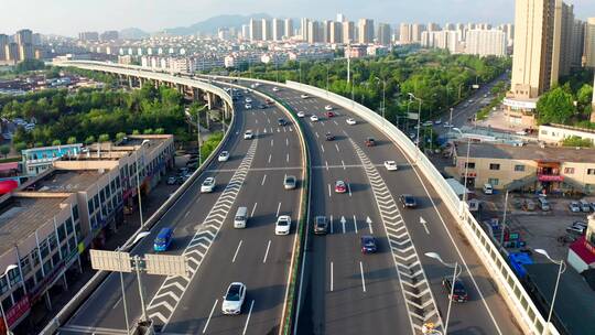 航拍城市高架路上行驶的汽车-城市交通车流