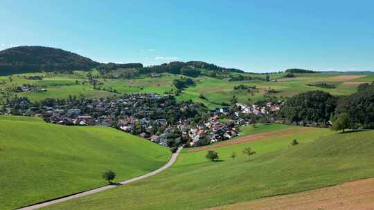 瑞士一个村庄的鸟瞰图。这个村庄叫尼德多夫。