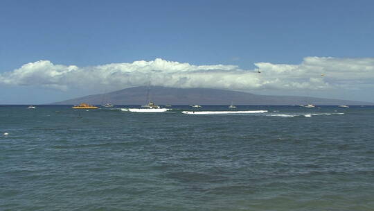 从毛伊岛看到的远处的拉奈岛