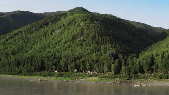 河流沿岸山坡