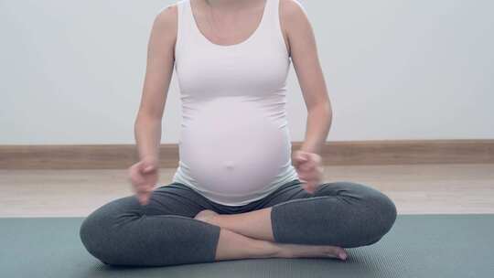 孕妇孕期妈妈做瑜伽视频素材模板下载