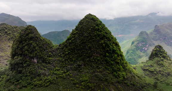 越南河江白天山谷和崎岖山脉的风景。无人机