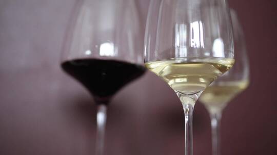 一杯红葡萄酒和一杯白葡萄酒