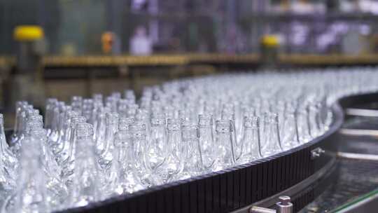 玻璃瓶厂家 玻璃瓶车间 制造玻璃瓶 酒瓶视频素材模板下载