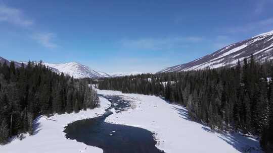 航拍新疆冬季喀纳斯河流晨雾雪山森林雪景