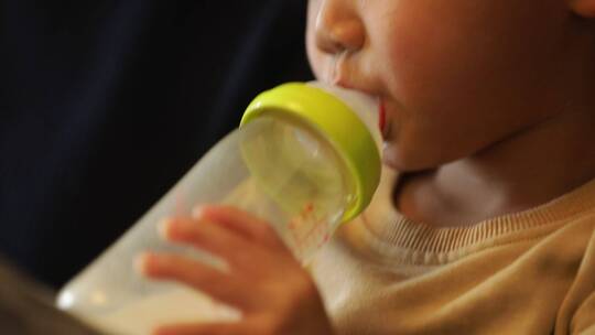 宝宝喝奶实拍素材4视频素材模板下载