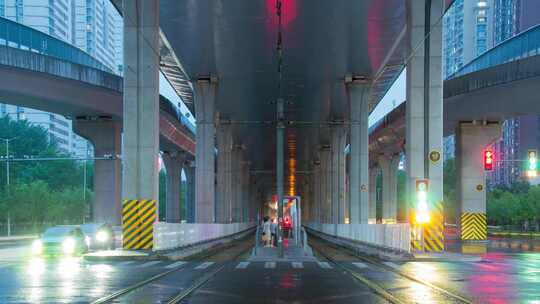 城市立交桥轻轨交通车辆路口雨夜下雨